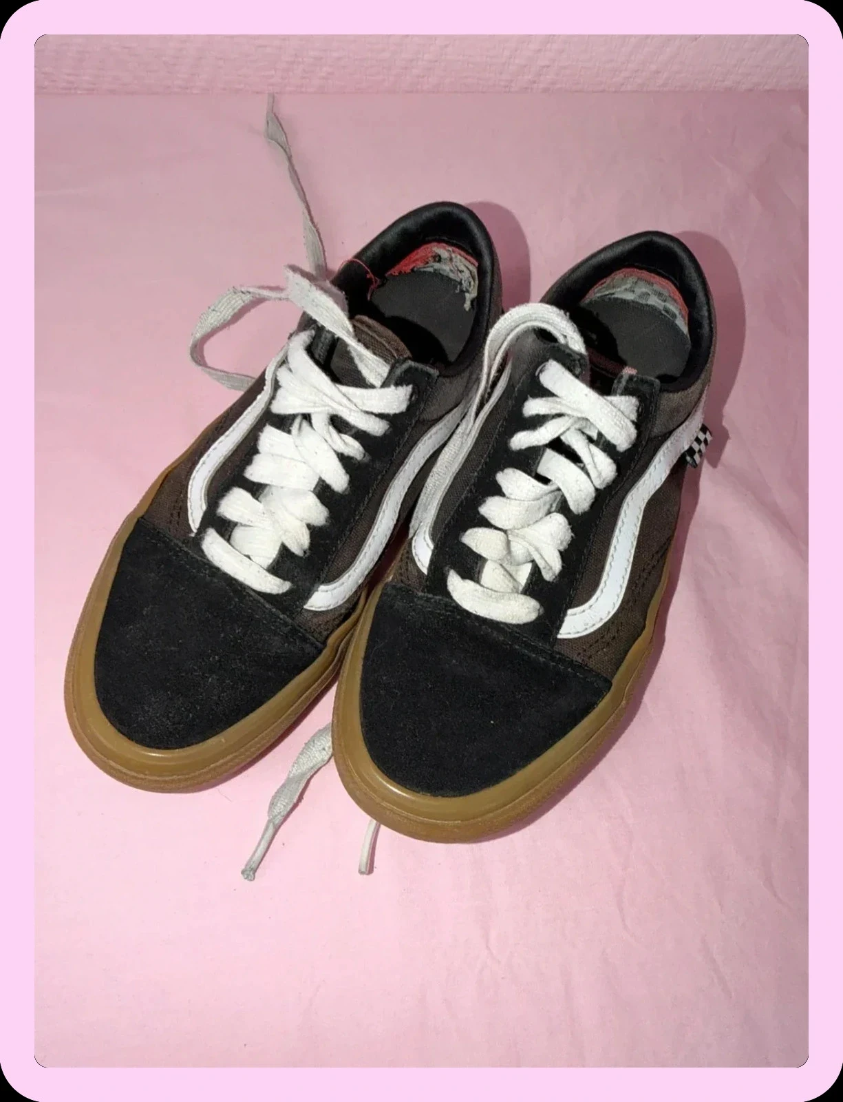 Basket Vans Old Skool noires avec semelle gomme. En bon état, quelques traces d’usure visibles.